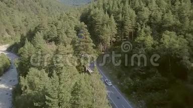 汽车在绿色森林的高速公路上行驶。 在郊区行驶的空中观景车
